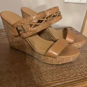 Tommy Hilfiger Tan color
Good pre-loved conditions wedges